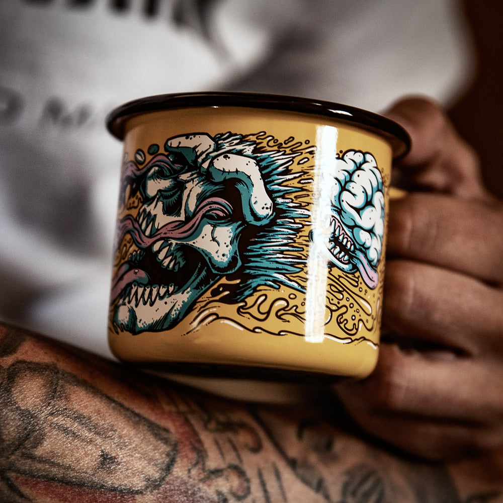 Limitierte DEAD OR ALIVE COFFEE Emaille-Tasse mit Monster-Illustration