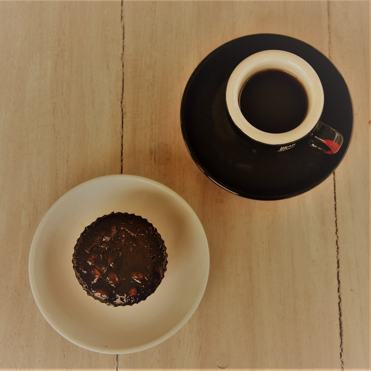 Espresso und Schokoladen-Brownie von oben