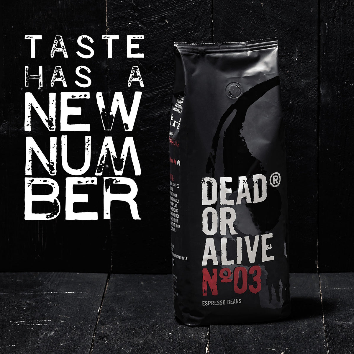 Zwei DEAD OR ALIVE COFFEE No3 Packungen mit dem Schriftzug Taste has a new number