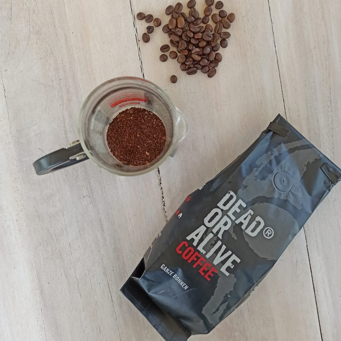 French Press mit Kaffeepulver neben DEAD OR ALIVE COFFEE No3