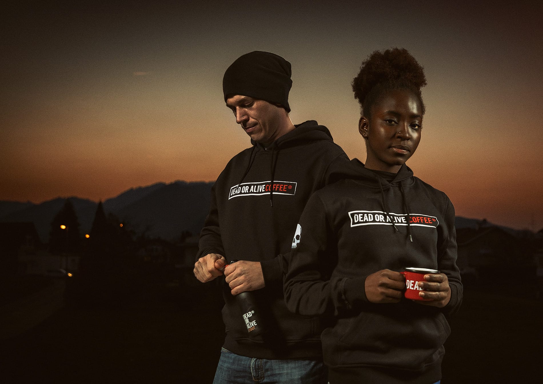 DEAD OR ALIVE COFFEE Mug rot mit DEAD OR ALIVE COFFEE Classic Hoodie