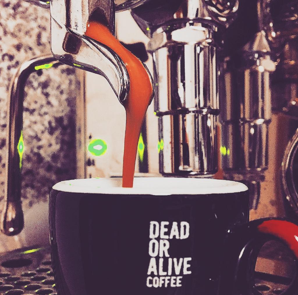 Espresso läuft aus einer Siebträgermaschine in eine DEAD OR ALIVE COFFEE Tasse