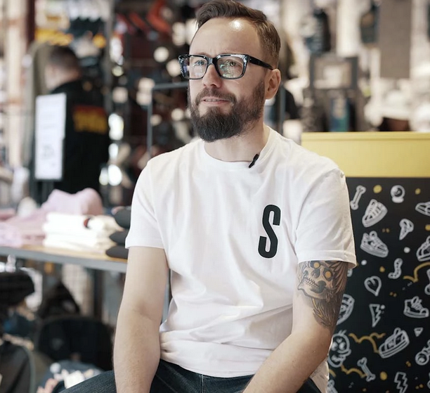 Illustrator Marcos Cabrera sitzt in seinem Atelier