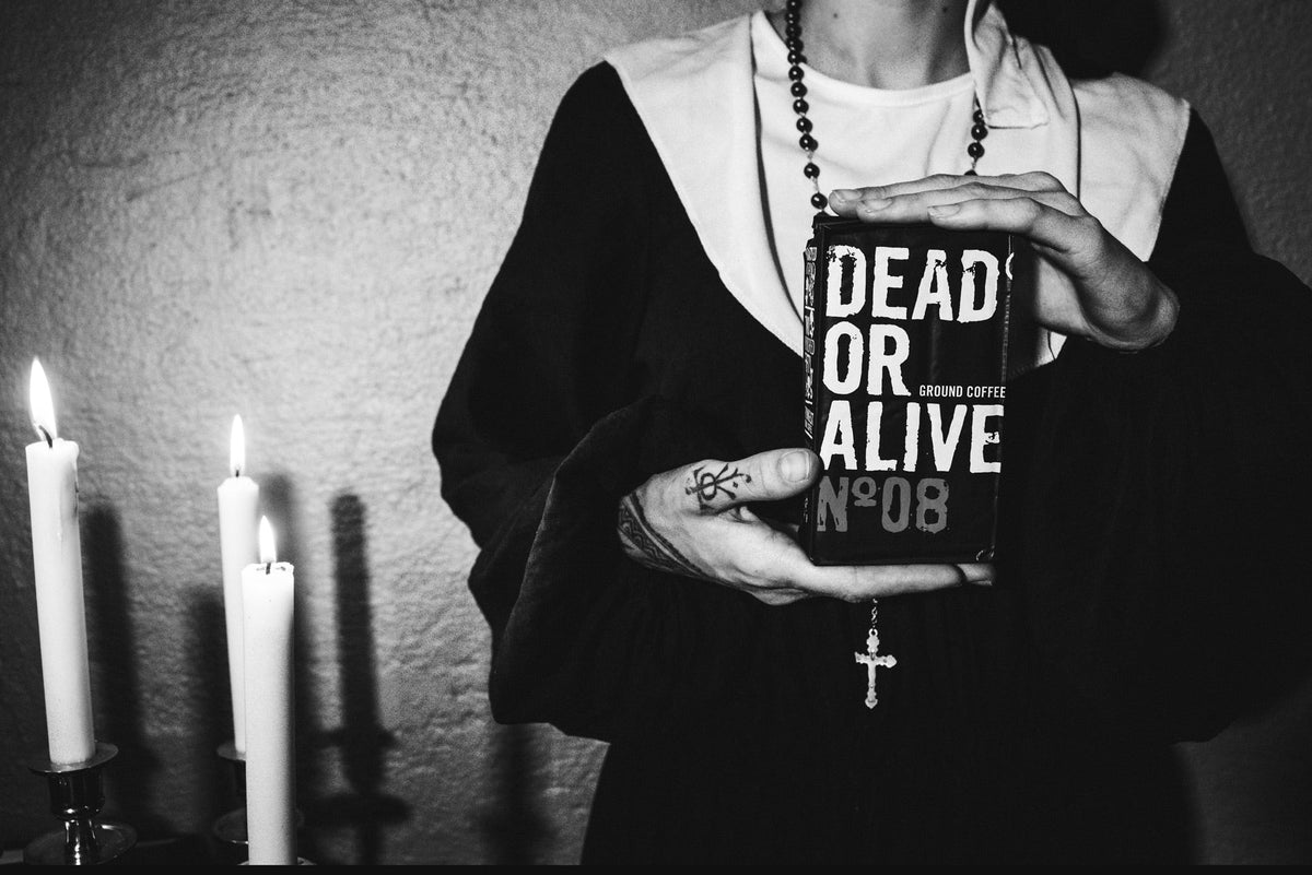 Frau trägt ein schwarzes DEAD OR ALIVE COFFEE No8 Shirt