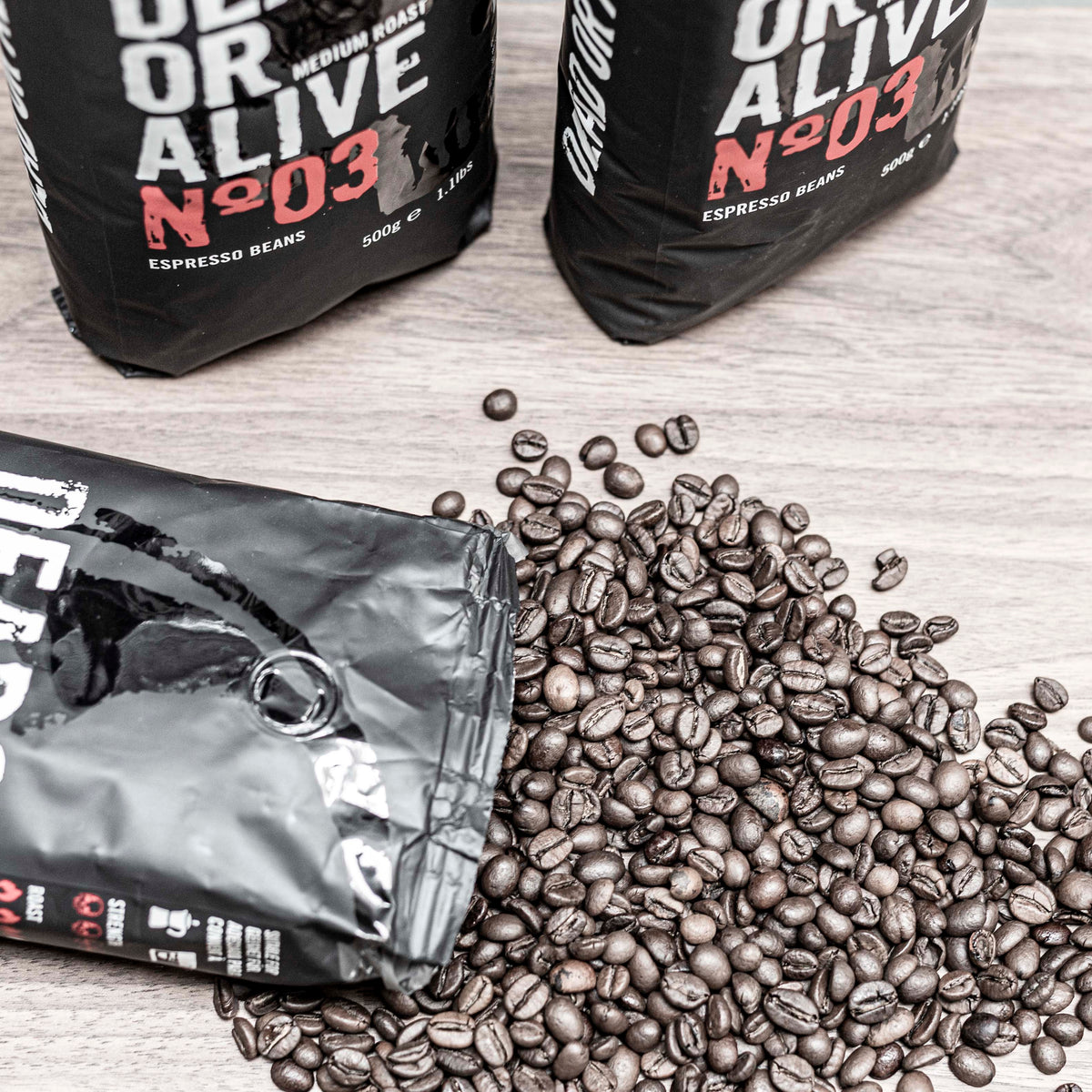 DEAD OR ALIVE COFFEE No3 Packungen mit gerösteten Kaffeebohnen