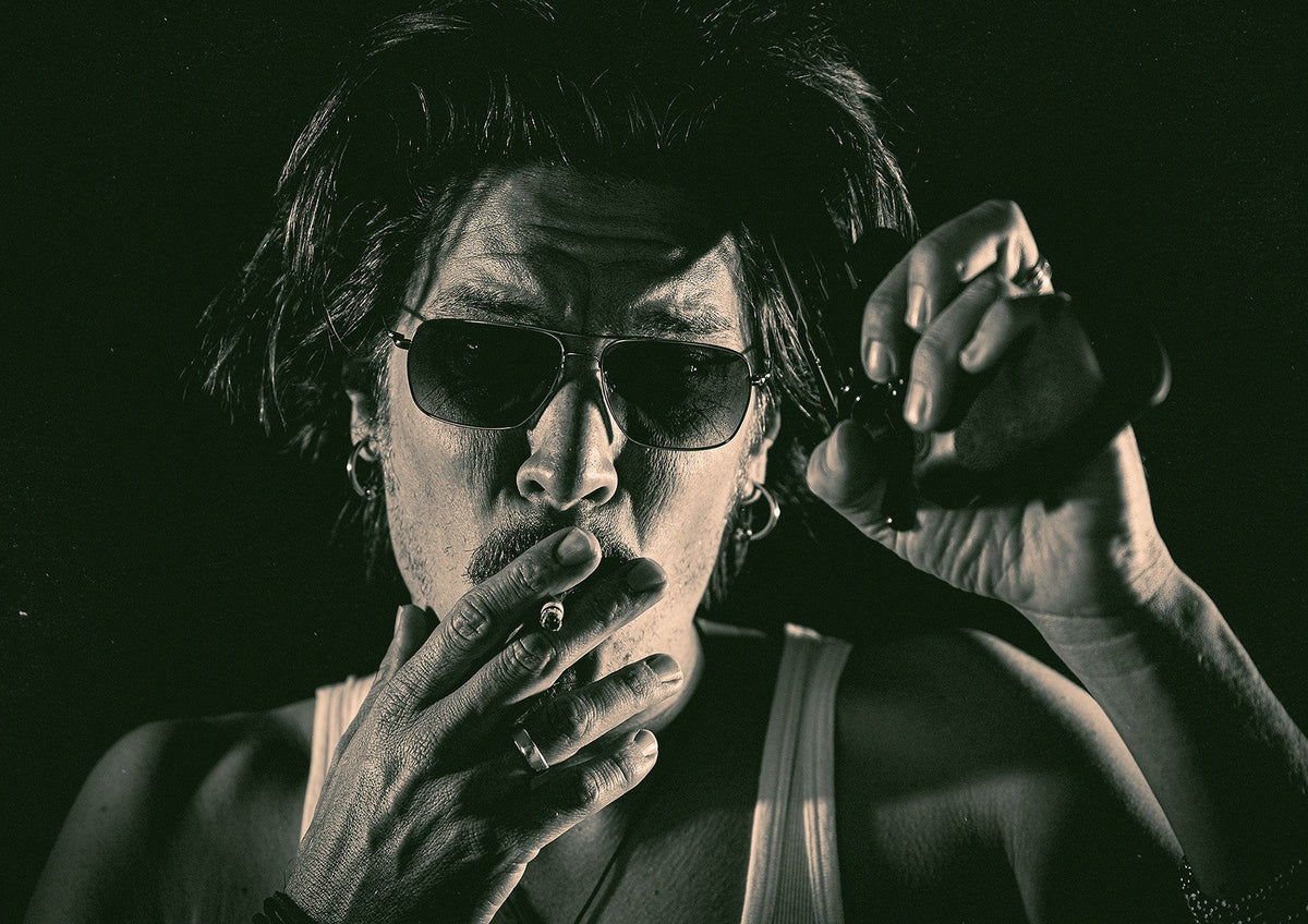 Fotograf Lukas Hämmerle im Schwarz-Weiß-Porträt mit Sonnenbrille und Zigarre