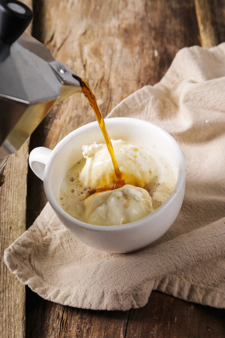 Espresso wird für einen Affogato über Vanilleeis gegossen