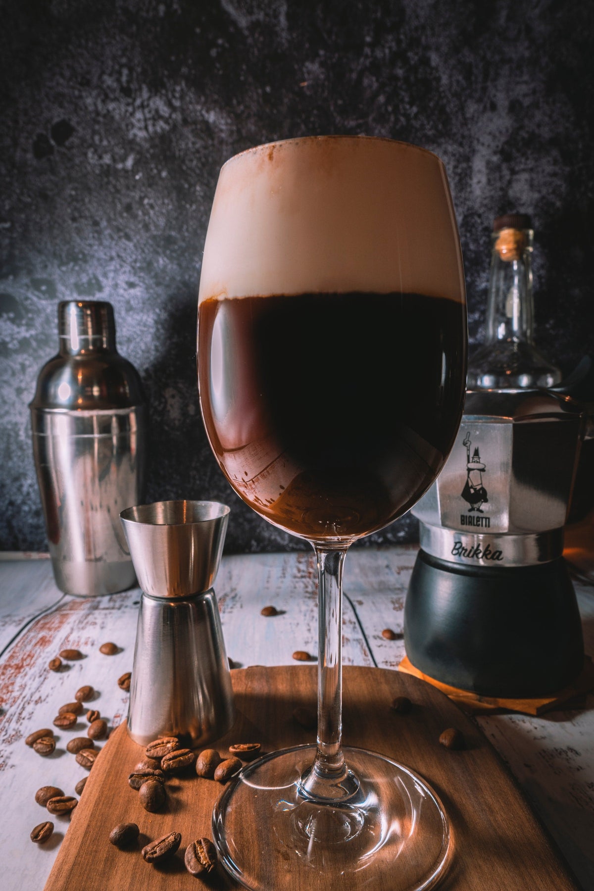 Irish Coffee im hohen Glas mit Cocktailzubehör