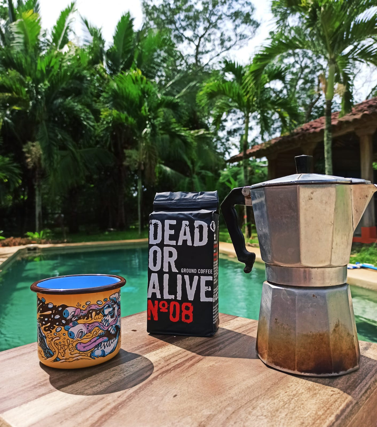 DEAD OR ALIVE COFFEE No8 mit Espressokanne und Emaille-Tasse auf Reisen