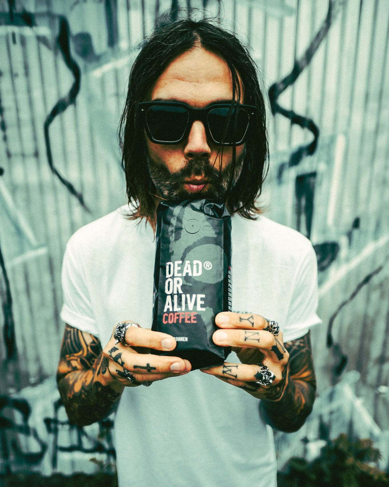 ben hält original mit tattoowierten händen und sonnenbrille