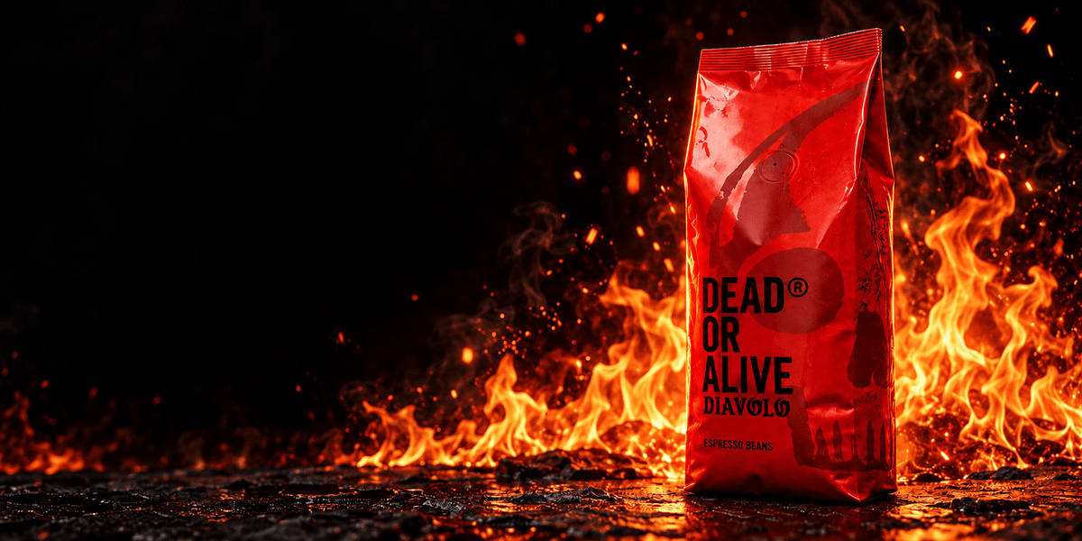 Rote DIAVOLO-Kaffeepackung vor Flammen auf schwarzem Hintergrund