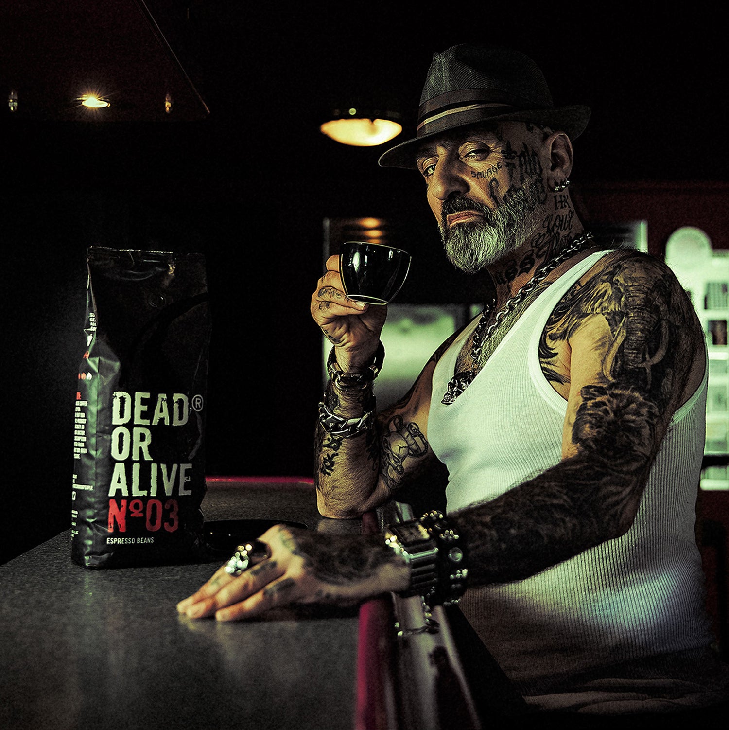Tattowierter Mann trinkt No3 Espressobohnen an der Bar